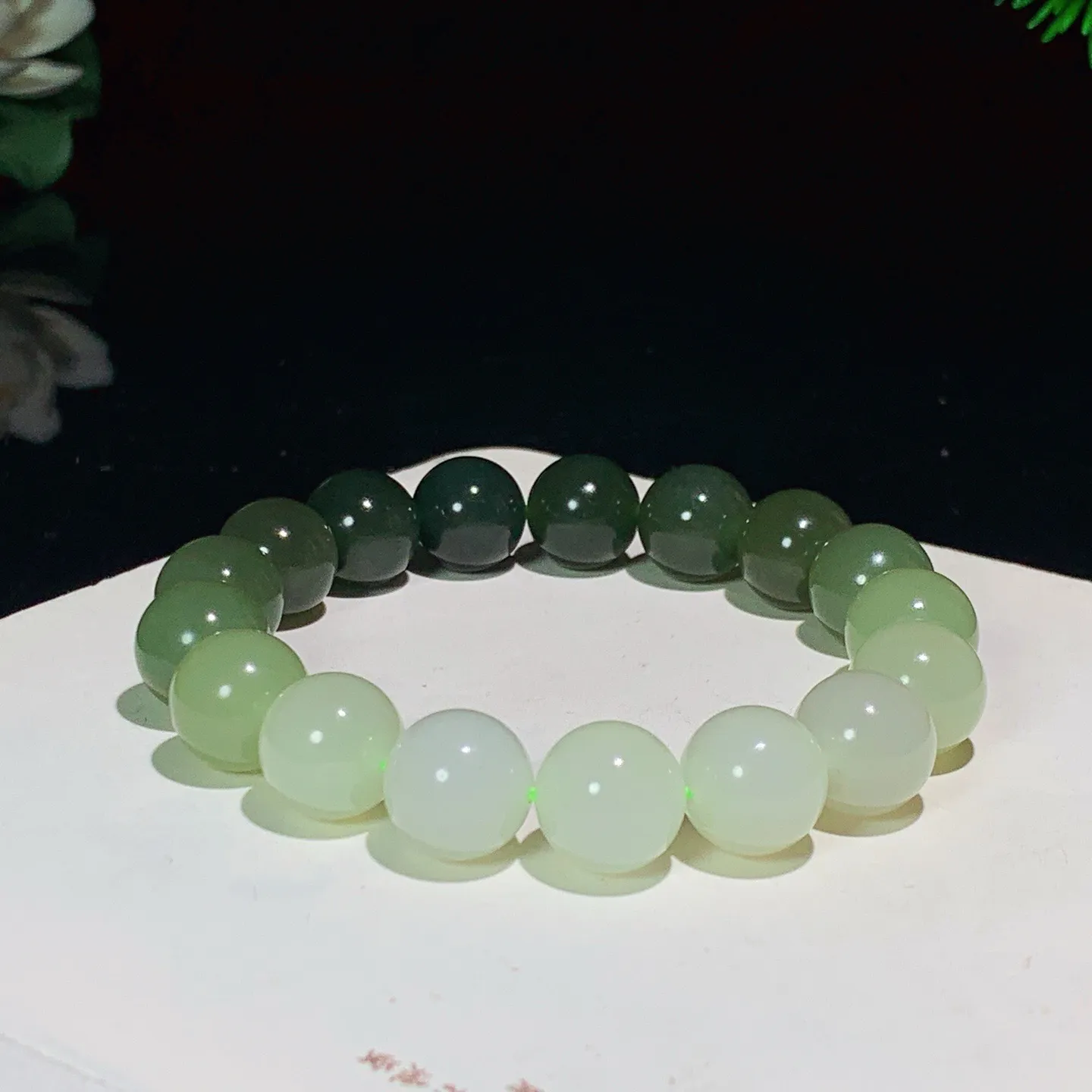 和田玉白加湖水绿圆珠手串。尺寸12玉质细腻油润 底色纯净 脂粉好，品质好！lt250730