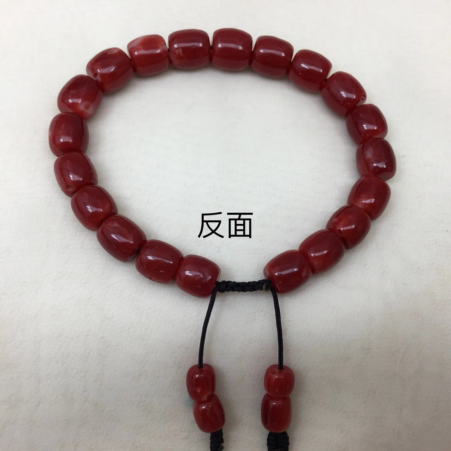 【天然日本阿卡8.8mm牛血红珊瑚桶珠单手链】珍藏传承佛教珍品，日本产地，阿卡材料，牛血红色，天然无添加无优化，直径8.8-7.9mm左右，重量23.32克，光泽柔润透亮，桶珠有标志性白芯眼。珊瑚本为佛教珍宝，来自深海千年生长，是有机宝石。