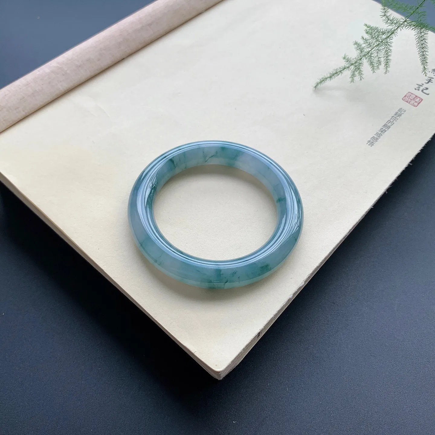 54.5圈口飘花圆条手镯 尺寸：54.5-11，无纹裂，水润起胶，花色浓郁