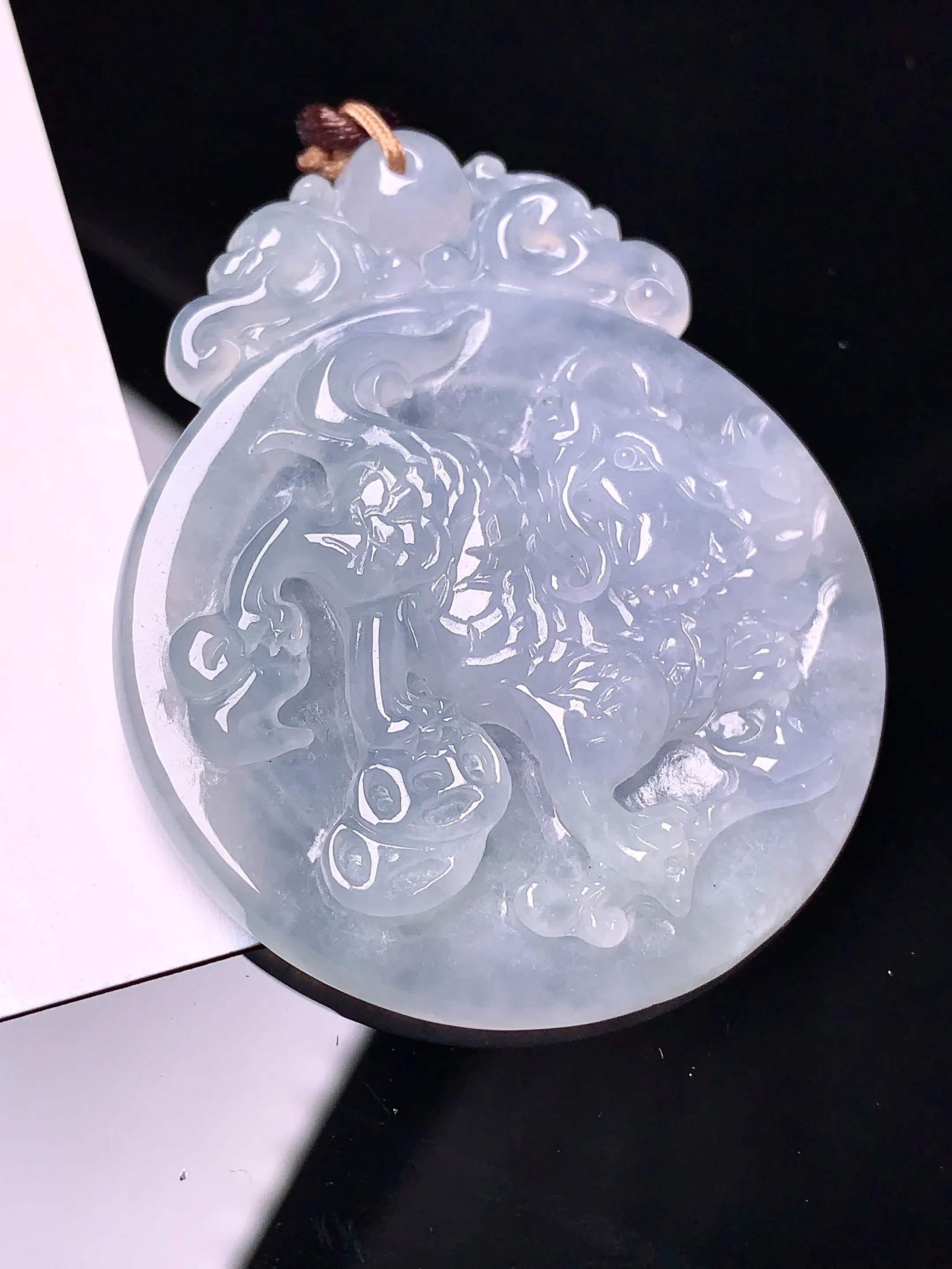 冰种麒麟牌吊坠 玉质细腻 色泽清新艳丽 整体尺寸49.7*39.8*5.6