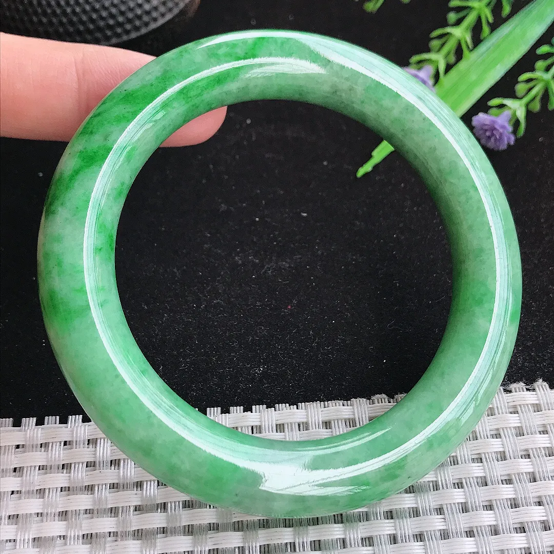 自然光59/11.4/12老坑精美温润辣绿圆条手镯玉镯百搭妈妈款