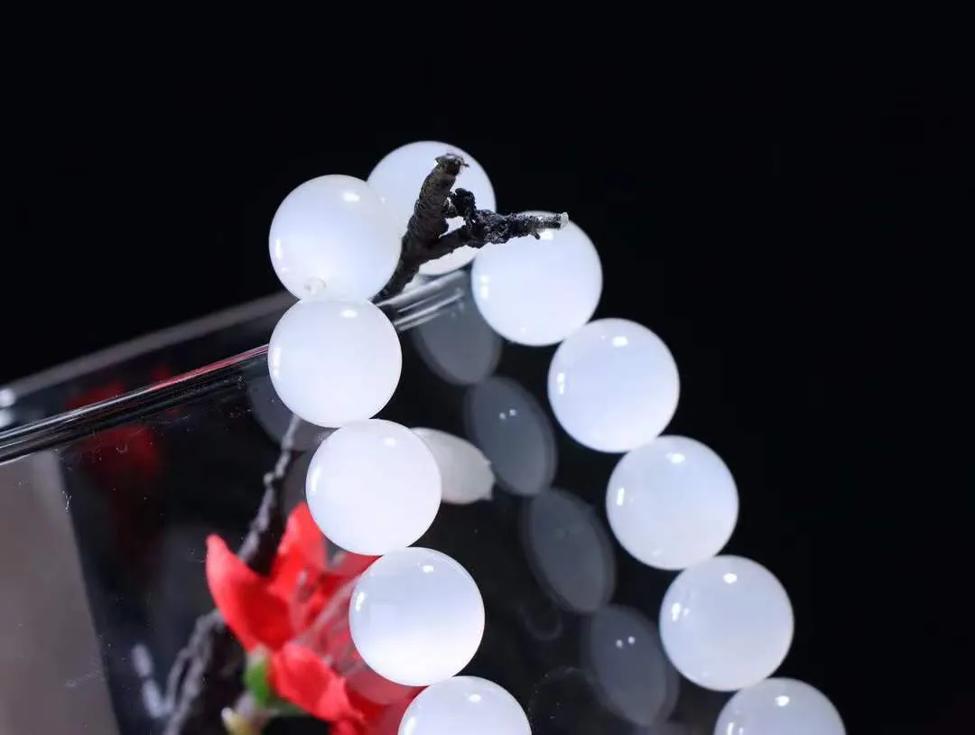 【冰清玉洁.手串】

白冰起莹转光羊脂玉手串，玉质温润细腻，整串打磨圆润，佩戴舒适大气。️珠珠落玉盘，间关莺语花底滑，一生美好时光，无论身在何处，都有它相伴相守。事事顺遂，幸福美满，吉祥如意。

尺寸取一12mm 重40克FSHTY82280882027ODF