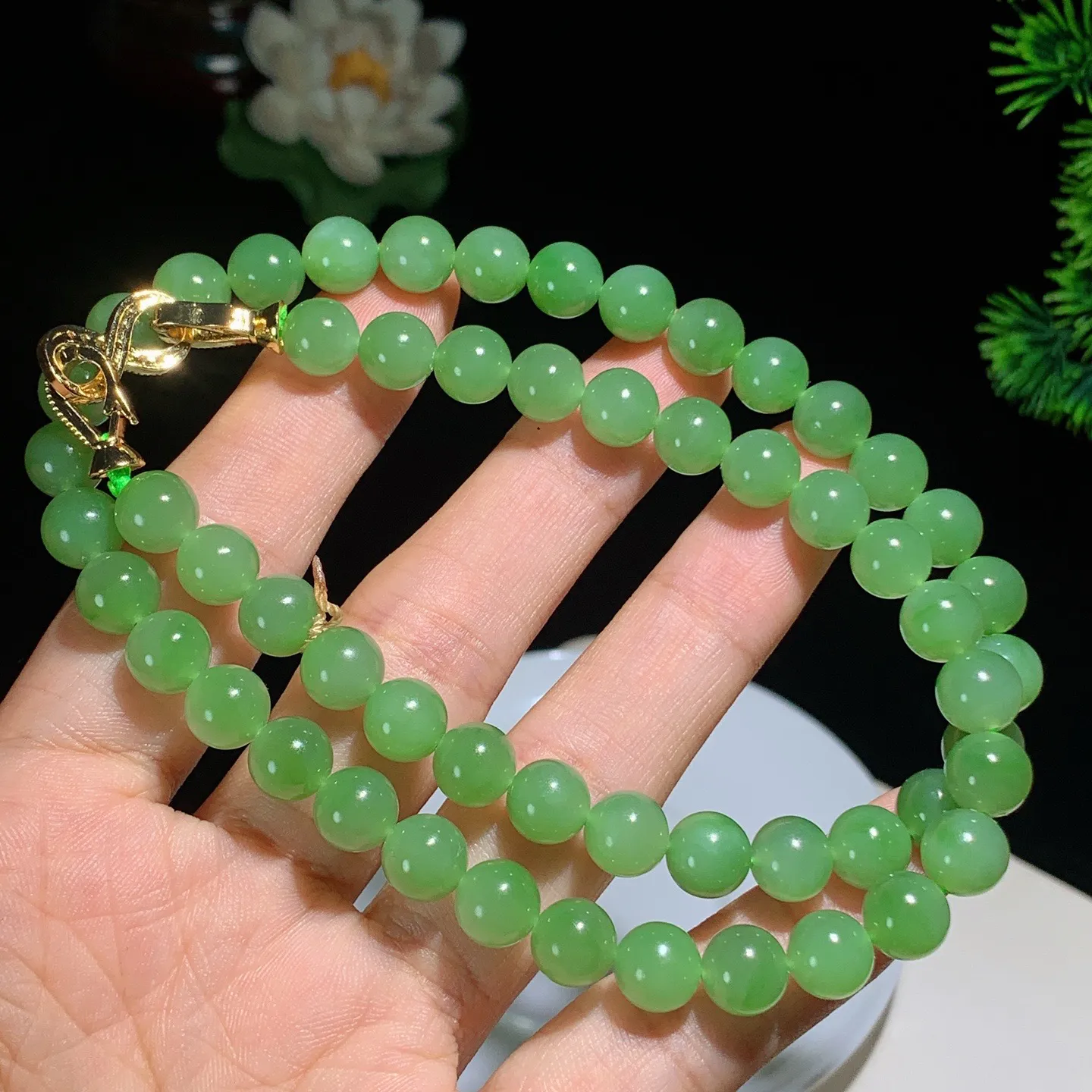 和田玉阳绿俄罗斯碧玉项链。尺寸8！玉质细腻油润 底色纯净 脂粉好，品质好！lt250730