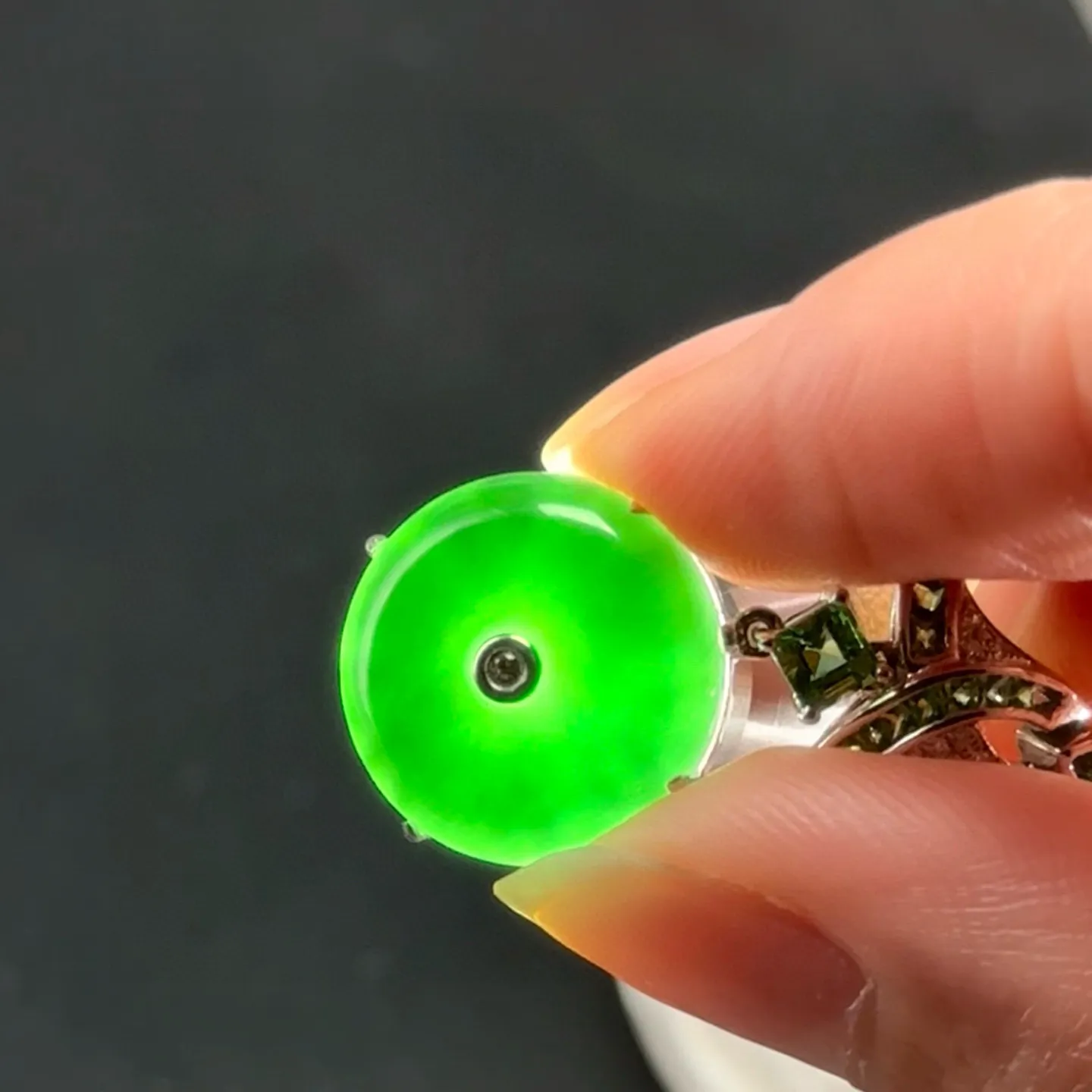 精品18k墨翠平安扣耳坠 种好色正 黑度极好 打灯通透 油性十足 尺寸15.2