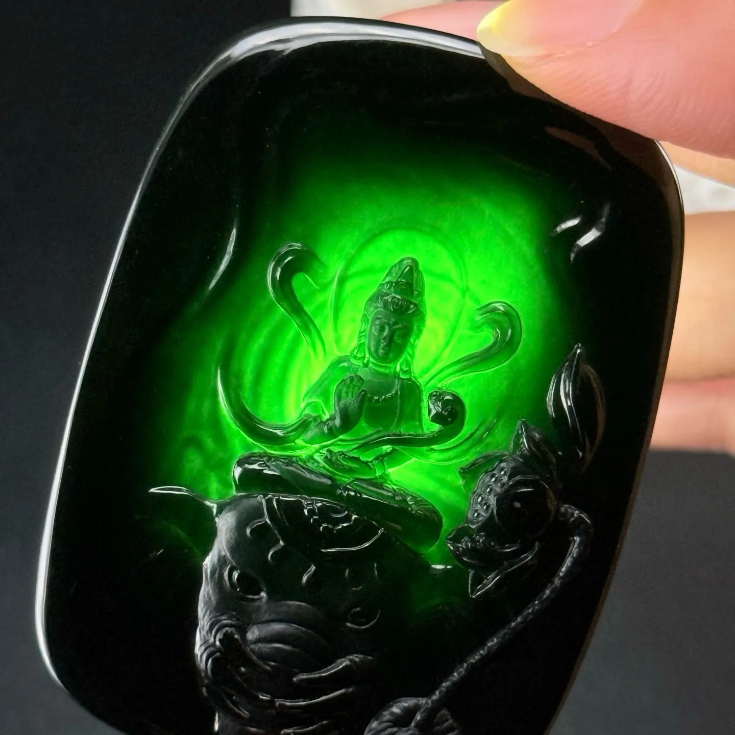 精品墨翠普贤菩萨 种好色正 黑度极好 打灯通透 油性十足 尺寸56