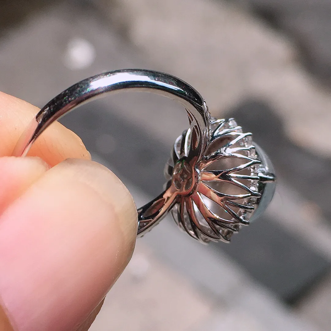 冰种蛋面戒指，玉质细腻，荧光感超
强，饱满圆润，气质满满。18k
金豪华镶嵌