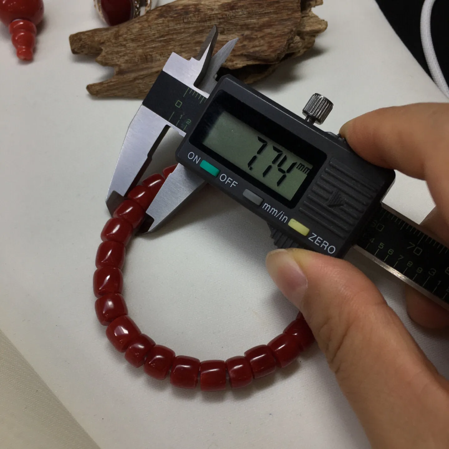【天然日本阿卡牛血红珊瑚直切7.74mm老型大桶珠弹力手串】收藏佩戴两不误！天然无添加无优化，牛血红颜色，色泽好！品质好！颗颗天然！日本产地，阿卡材料，裸石尺寸约为7.74-7.24mm左右，重量17.7克。少白芯少虫眼。珊瑚自古被佛教视为珍宝，深海里千年生长的有生命宝石，有灵性，气场强大，佩戴者更有佛性，更有佛缘！