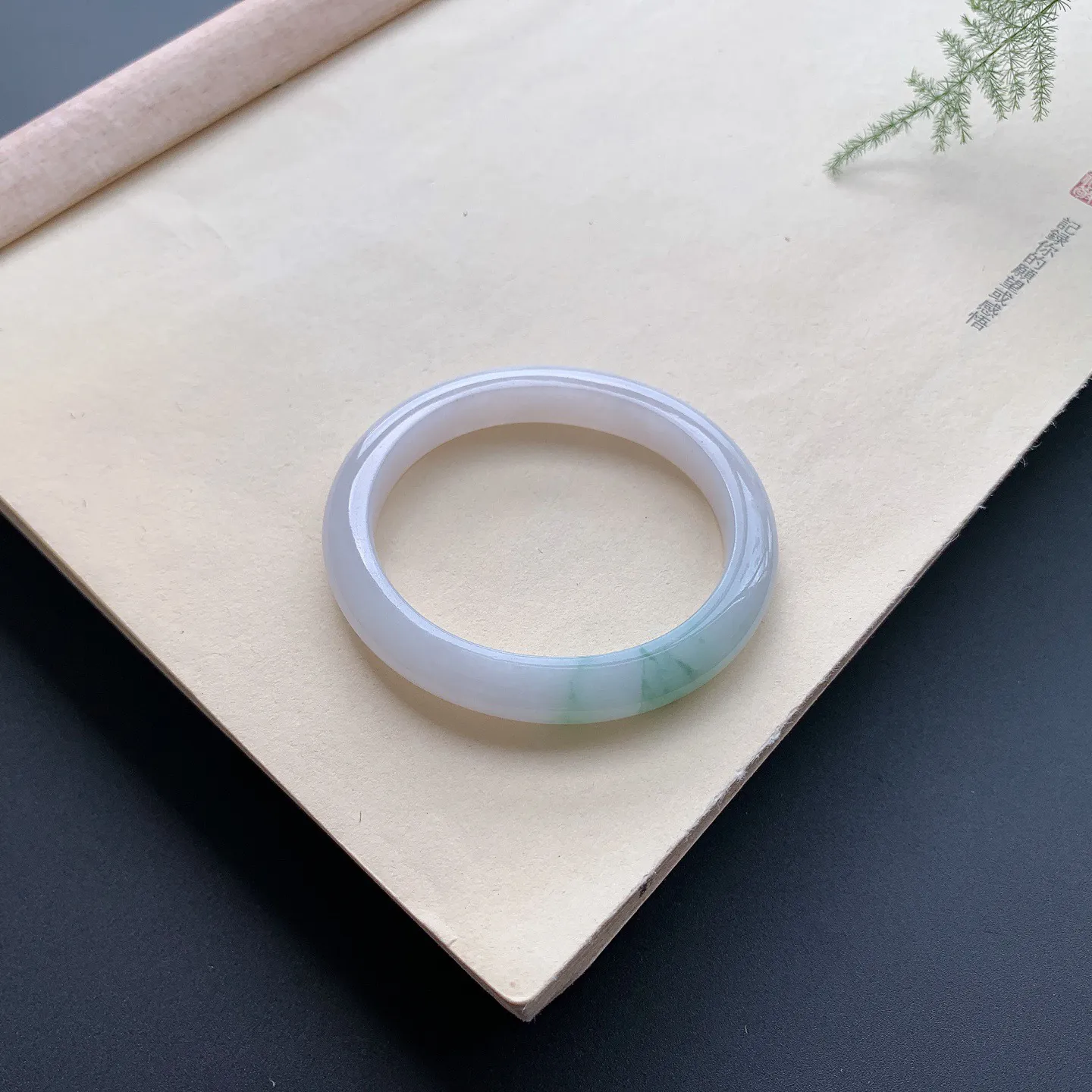 53.3圈口飘花贵妃手镯 尺寸：53.3-47-9-7.6，无纹裂，细腻光滑，花色飘逸