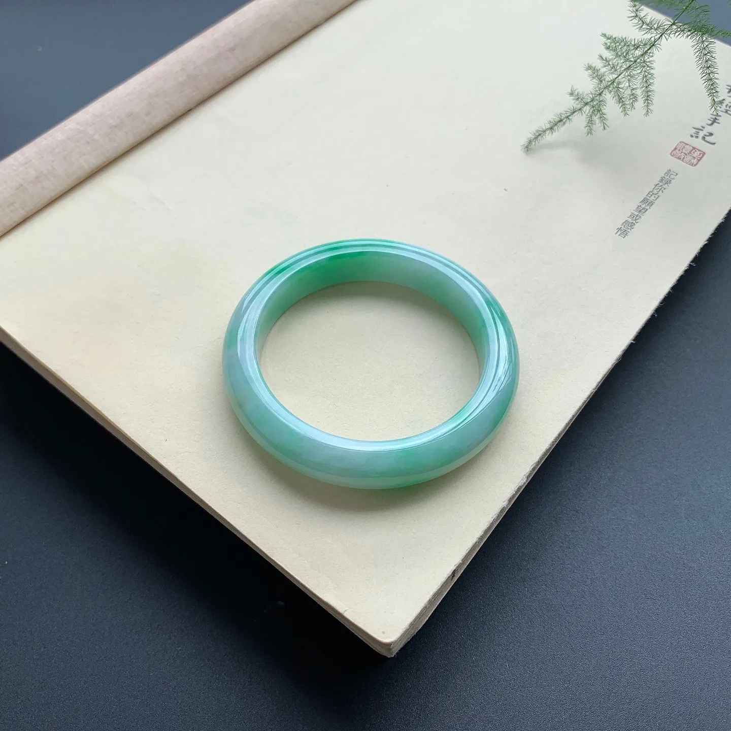 57圈口手镯 尺寸：57-12-9，无纹裂，细腻光滑，色泽靓丽