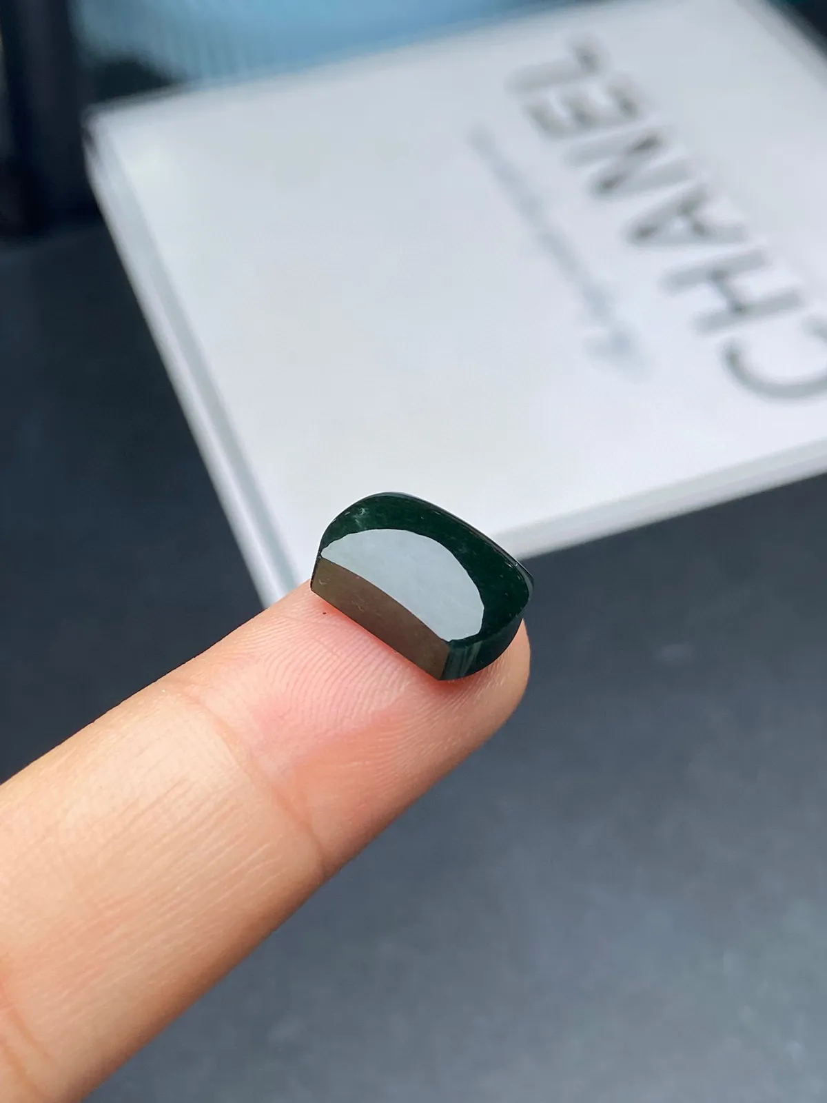 【墨翠裸石】
黑度好 灯打通透  品相饱满大气 尺寸12.1