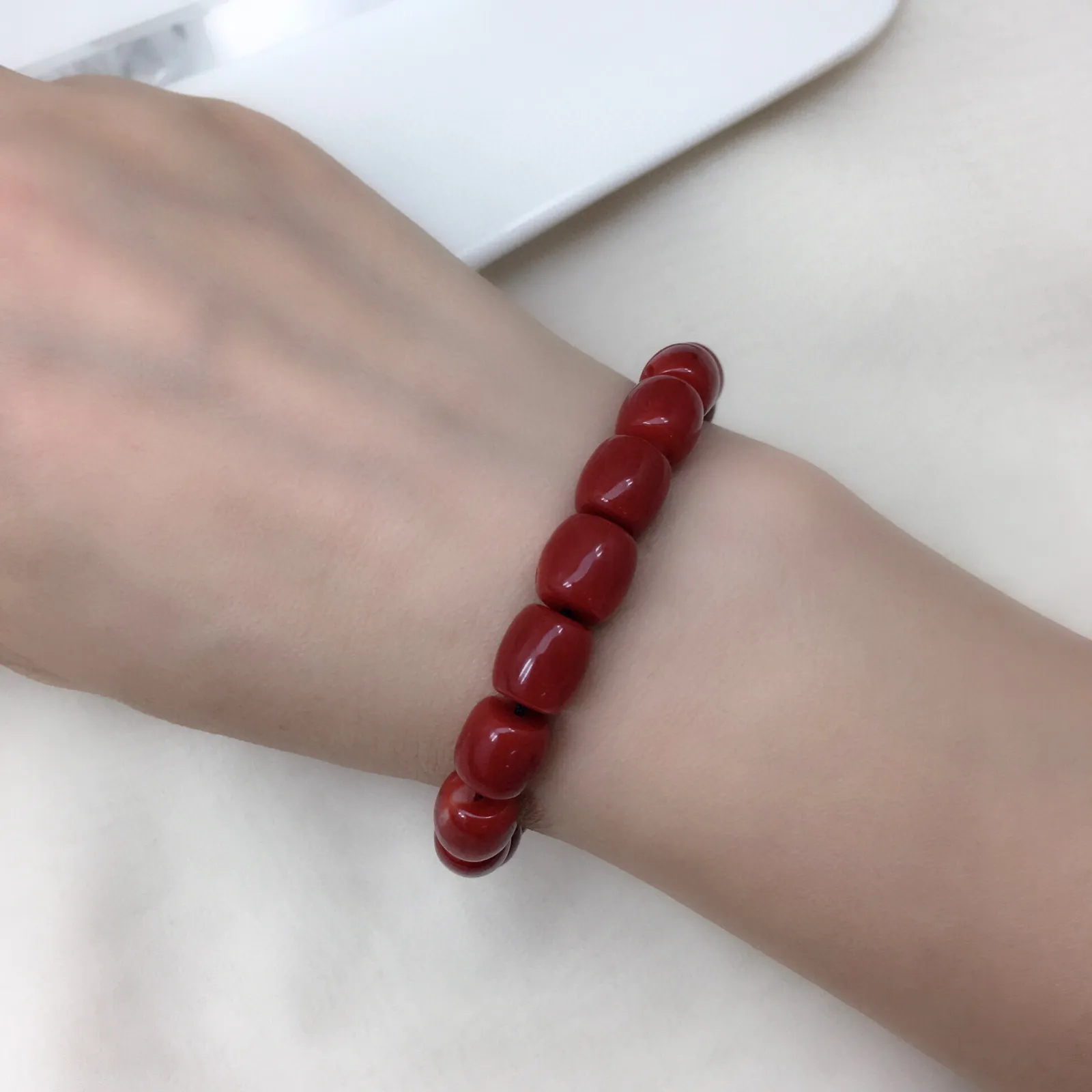 【天然日本阿卡8.8mm牛血红珊瑚桶珠单手链】珍藏传承佛教珍品，日本产地，阿卡材料，牛血红色，天然无添加无优化，直径8.8-7.9mm左右，重量23.32克，光泽柔润透亮，桶珠有标志性白芯眼。珊瑚本为佛教珍宝，来自深海千年生长，是有机宝石。