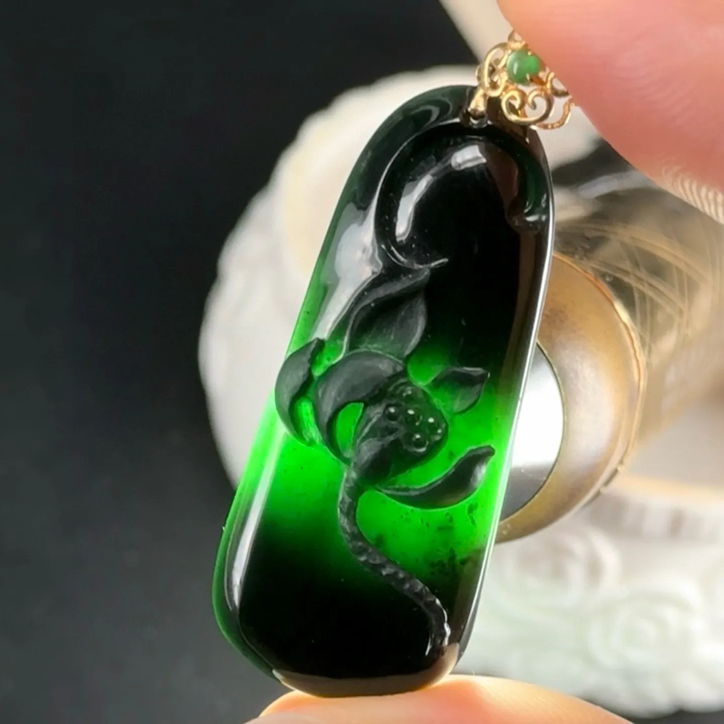 精品墨翠荷花吊坠 种好色正 黑度极好 打灯通透 油性十足 尺寸39.7