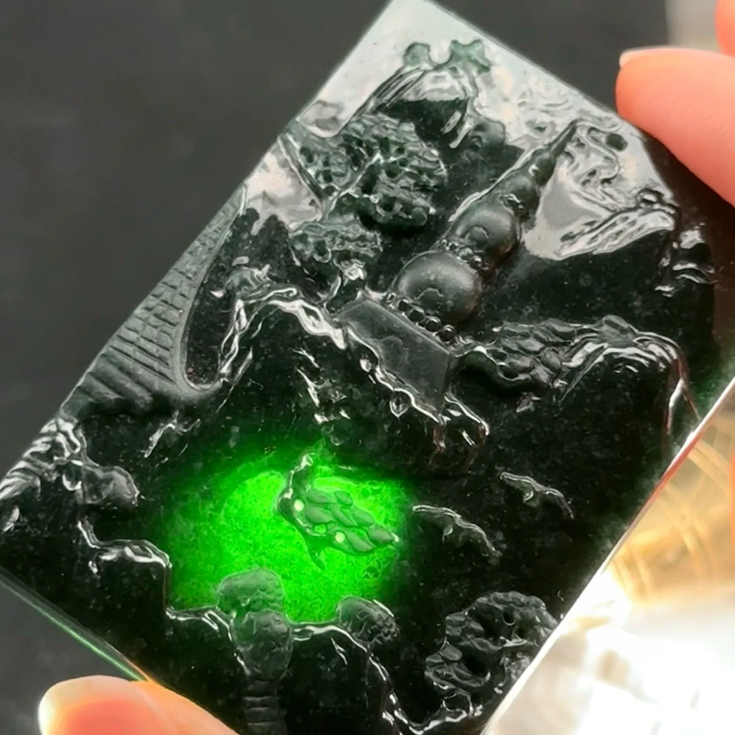 精品墨翠山水牌 种好色正 黑度极好 打灯通透 油性十足 尺寸53.1
