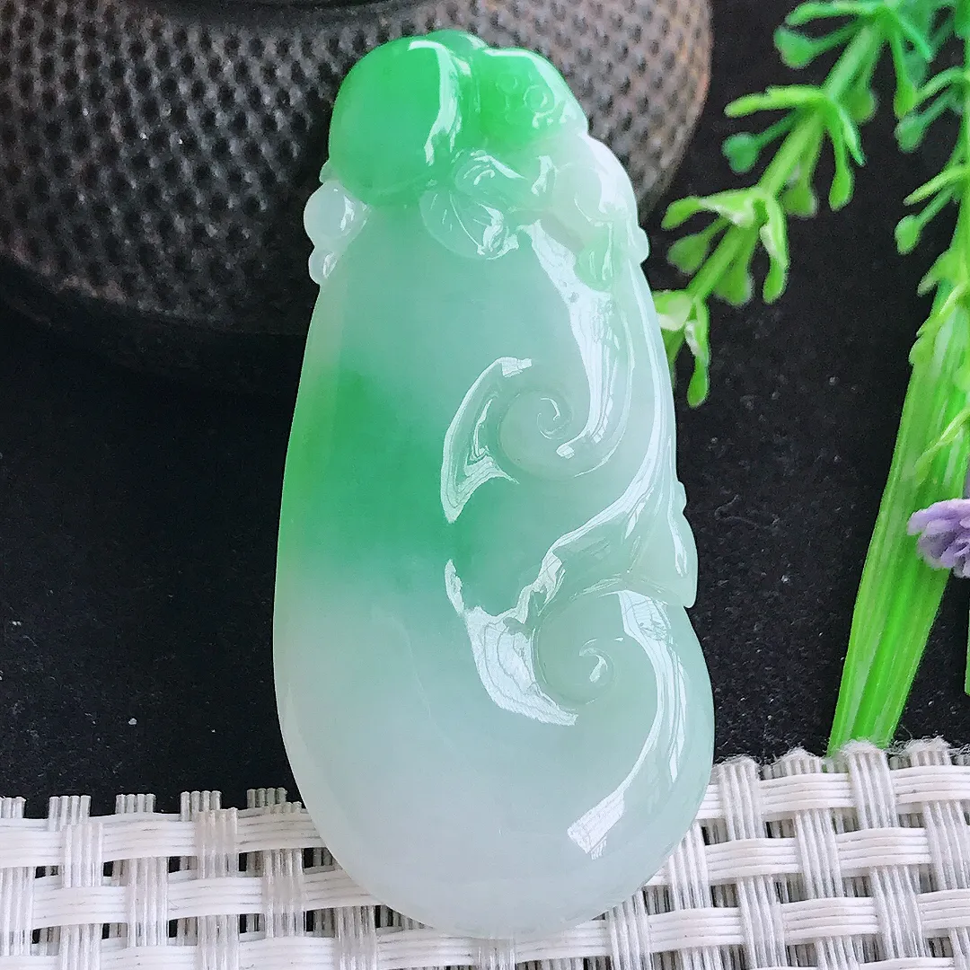 自然光56/26.5/6.3老坑冰润水灵飘阳绿如意吊坠翡翠玉坠