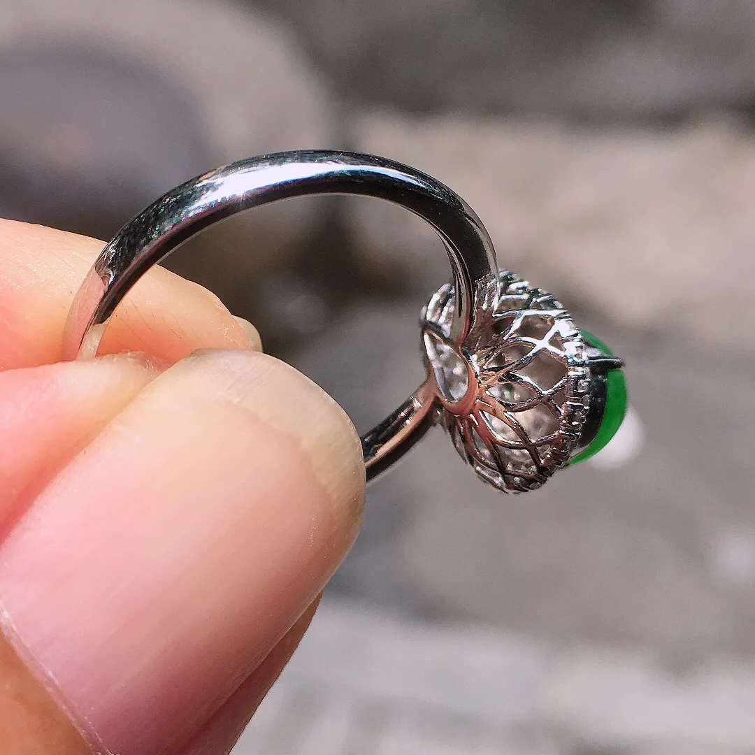 正阳绿葫芦戒指，色泽均匀艳丽，玉质细腻，荧光感超
强，饱满圆润，气质满满。18k
金豪华镶嵌