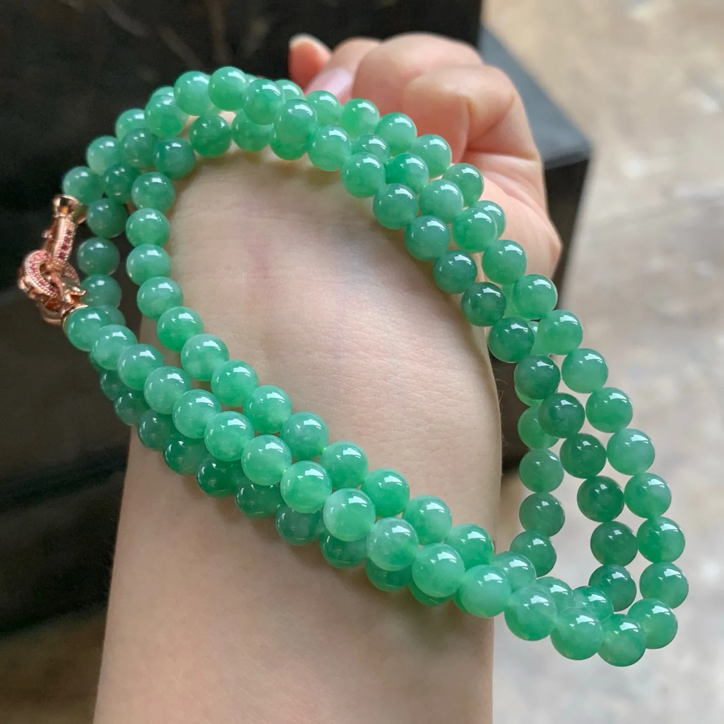 浓绿色珠串^_^颜色鲜艳