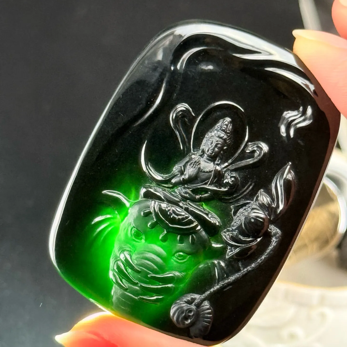精品墨翠普贤菩萨 种好色正 黑度极好 打灯通透 油性十足 尺寸56