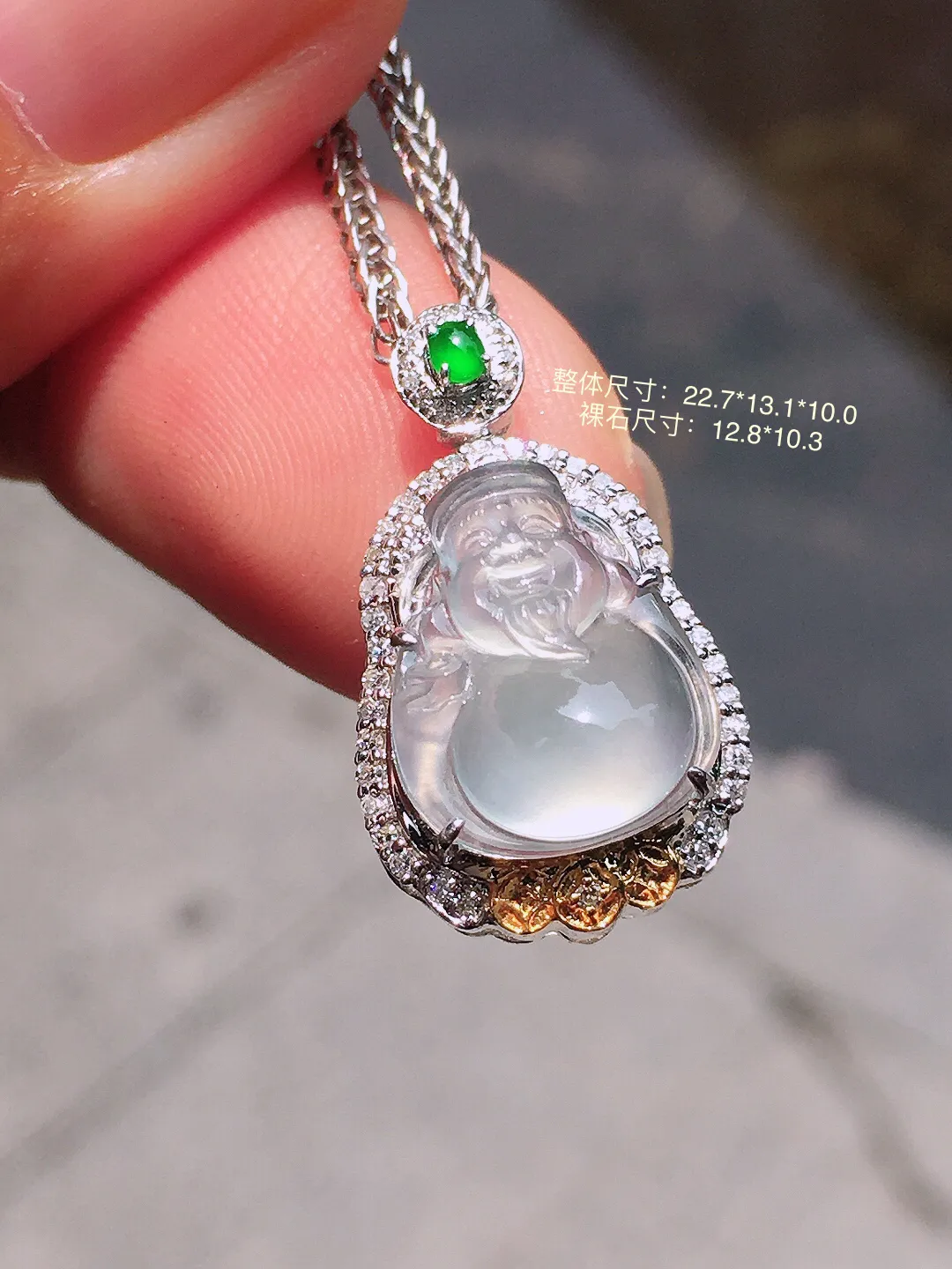 玻璃种【财神爷】吊坠，玉质细腻，荧光感超
强，饱满圆润，气质满满。18k
金豪华镶嵌