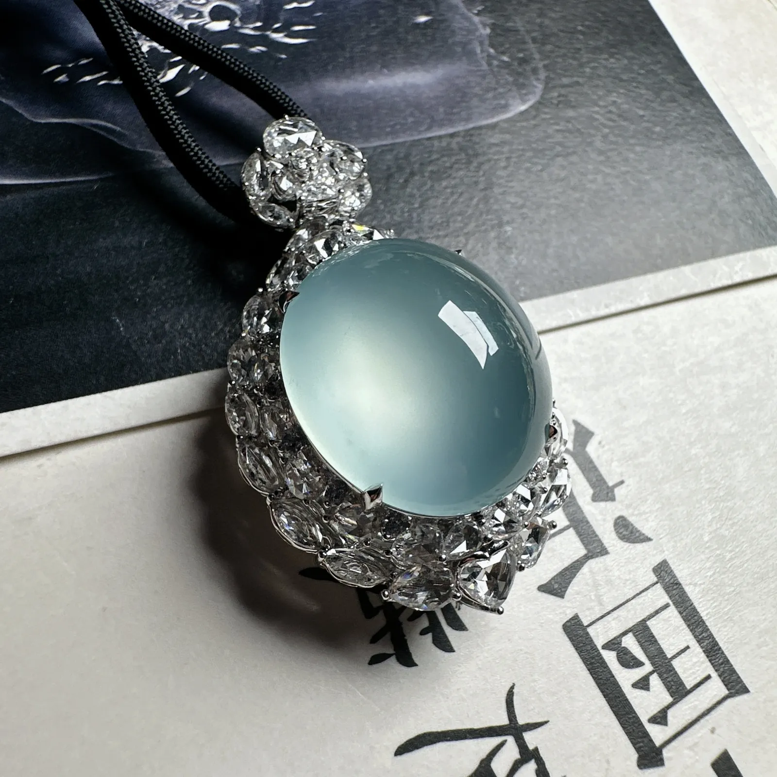 【天空蓝】冰透闪亮、清新晶莹的玻璃种天空蓝大蛋面吊坠，镶嵌豪华，裸石尺寸21*18.7*11毫米。