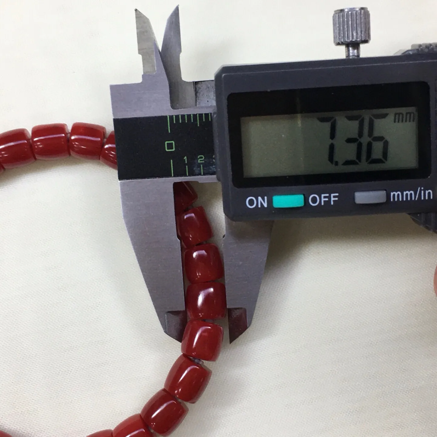 【天然日本阿卡牛血红珊瑚直切7.36mm老型大桶珠弹力手串】收藏佩戴两不误！天然无添加无优化，牛血红颜色，色泽好！品质好！颗颗天然！日本产地，阿卡材料，裸石尺寸约为7.36-6.58mm左右，重量14.29克。少白芯少虫眼。珊瑚自古被佛教视为珍宝，深海里千年生长的有生命宝石，有灵性，气场强大，佩戴者更有佛性，更有佛缘！
