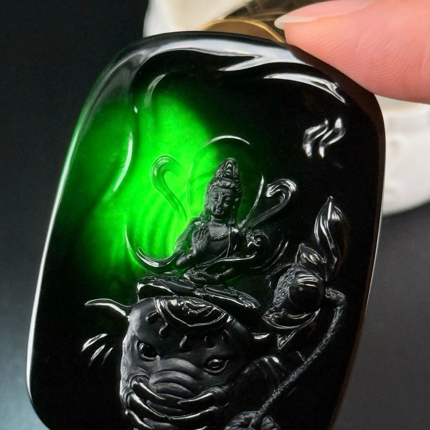 精品墨翠普贤菩萨 种好色正 黑度极好 打灯通透 油性十足 尺寸56