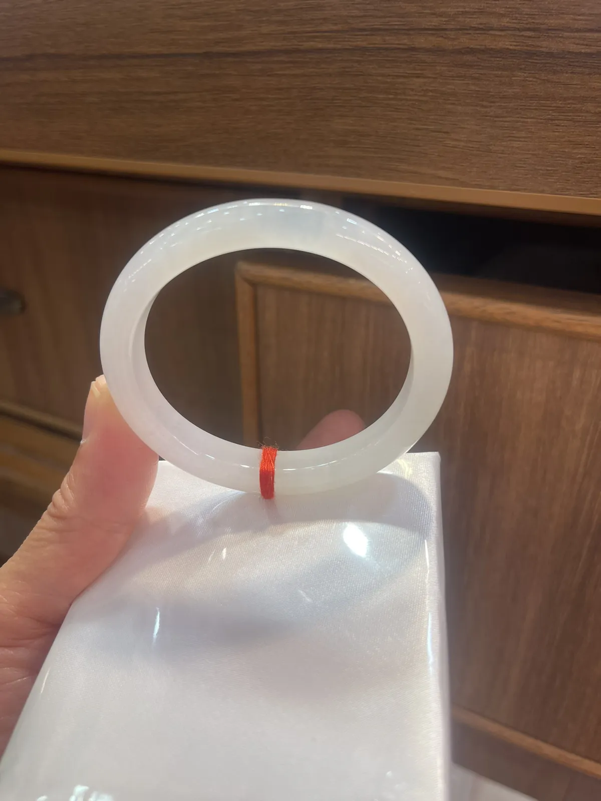 缅甸翡翠A货，白冰贵妃镯，上手效果非常美，冰润细腻，健康快乐，