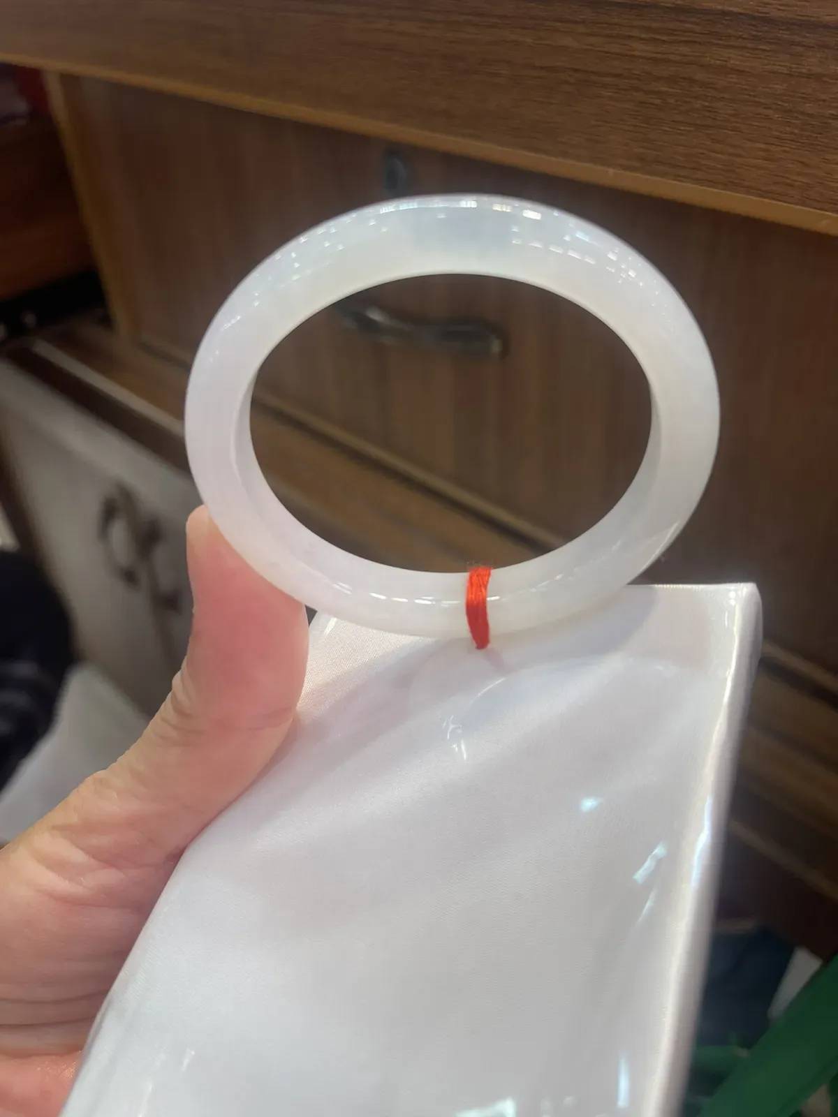 缅甸翡翠A货，白冰贵妃镯，上手效果非常美，冰润细腻，健康快乐，