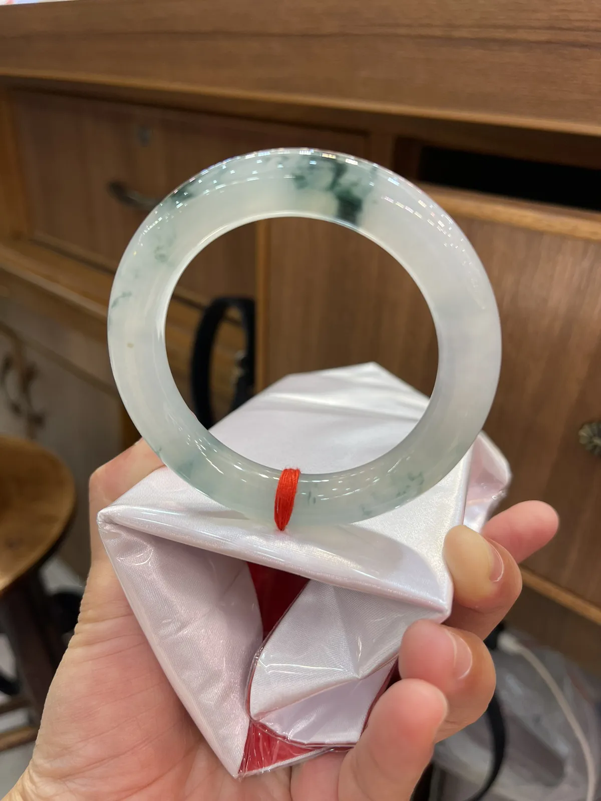缅甸翡翠A货，冰飘花圆条＇花飘灵动，圆圆满满，上手效果非常美，