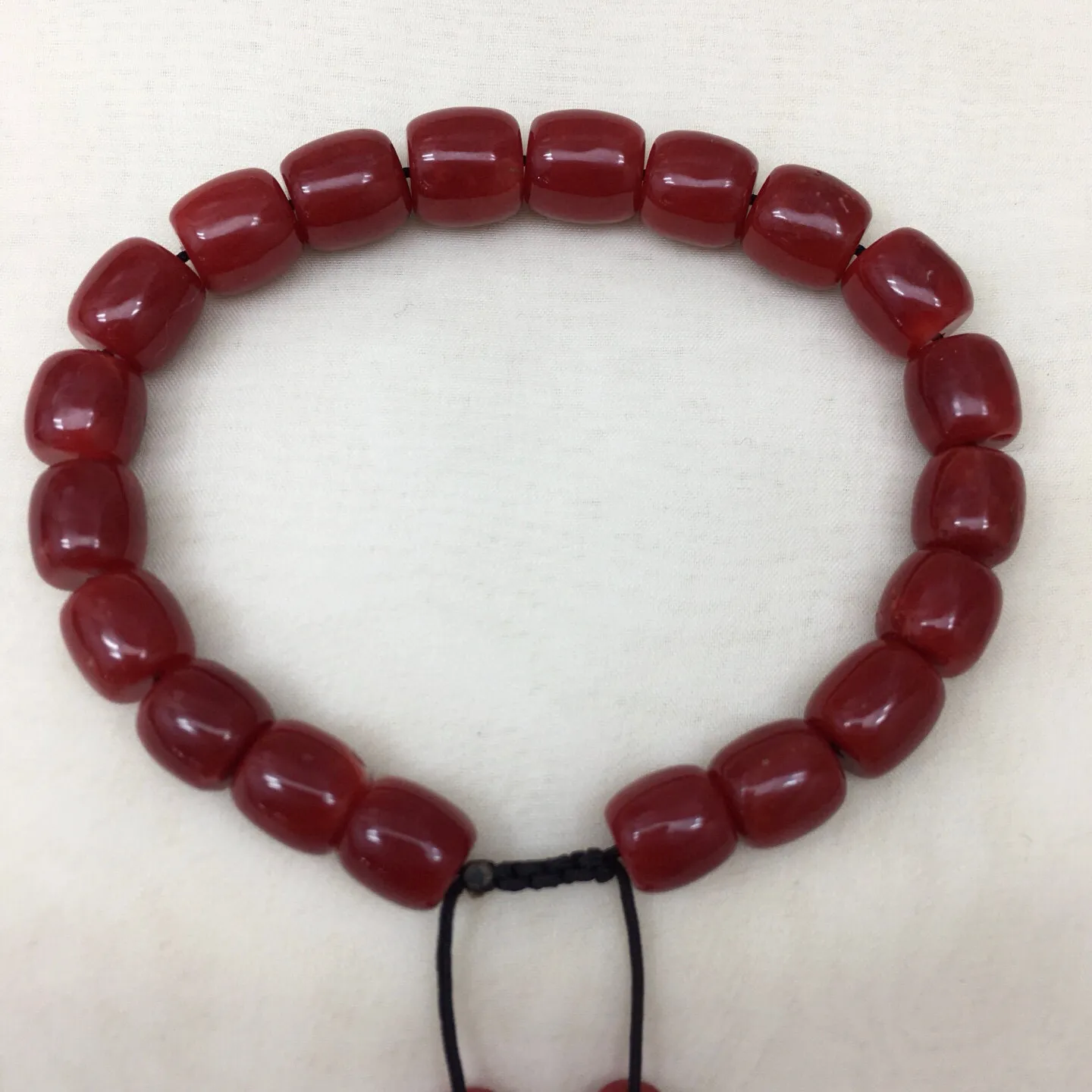 【天然日本阿卡8.8mm牛血红珊瑚桶珠单手链】珍藏传承佛教珍品，日本产地，阿卡材料，牛血红色，天然无