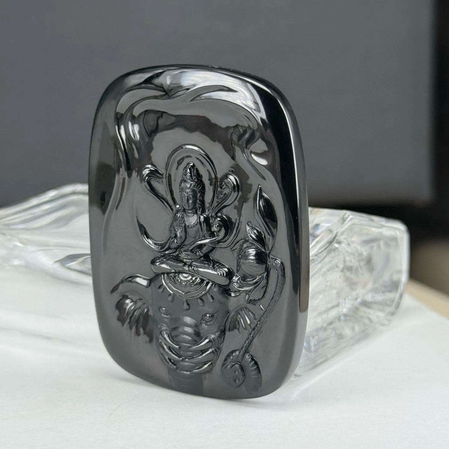精品墨翠普贤菩萨 种好色正 黑度极好 打灯通透 油性十足 尺寸56