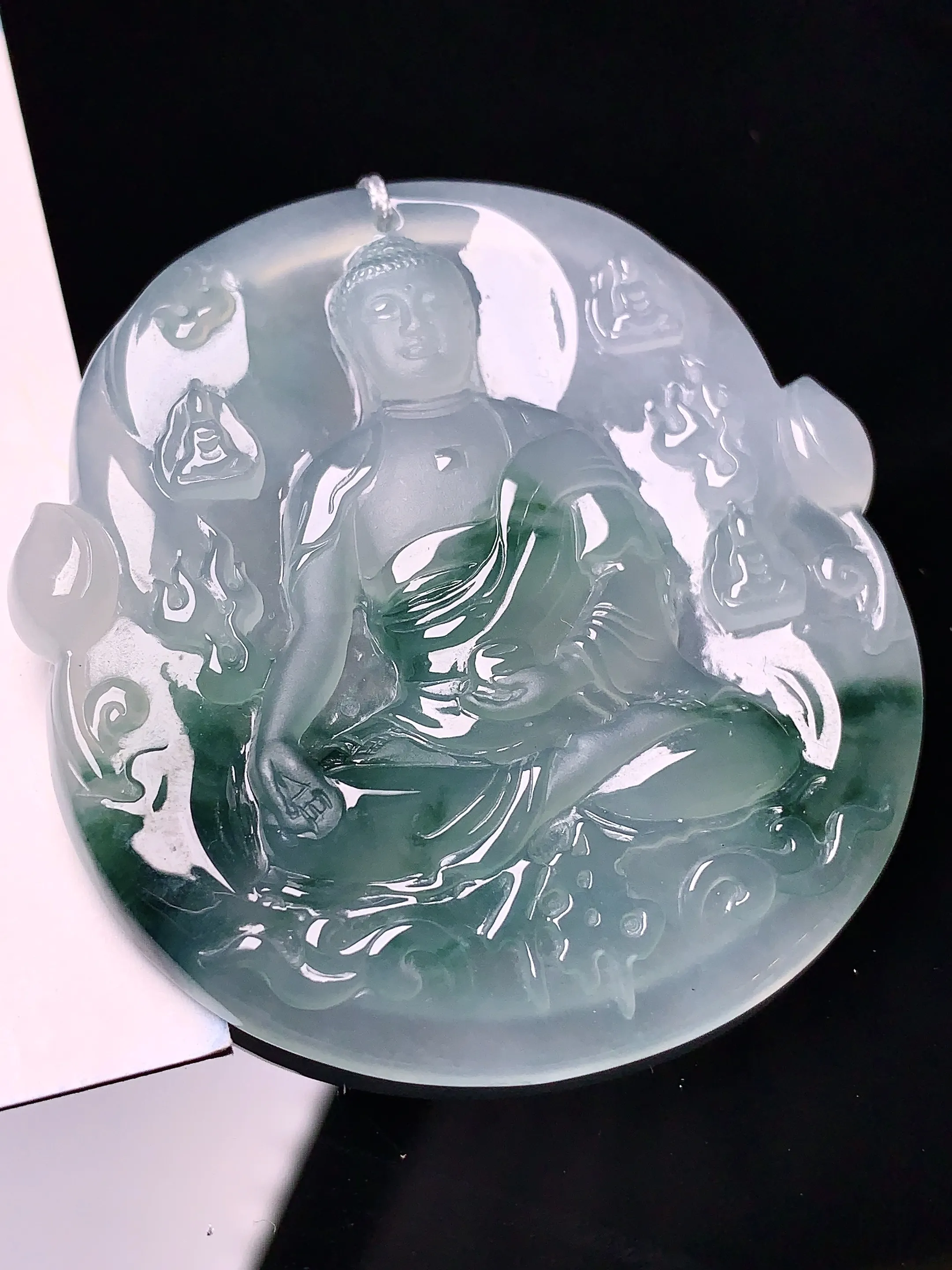 冰种飘绿大日如来佛祖吊坠 玉质细腻 色泽清新艳丽 整体尺寸52.8*48.2*5.2