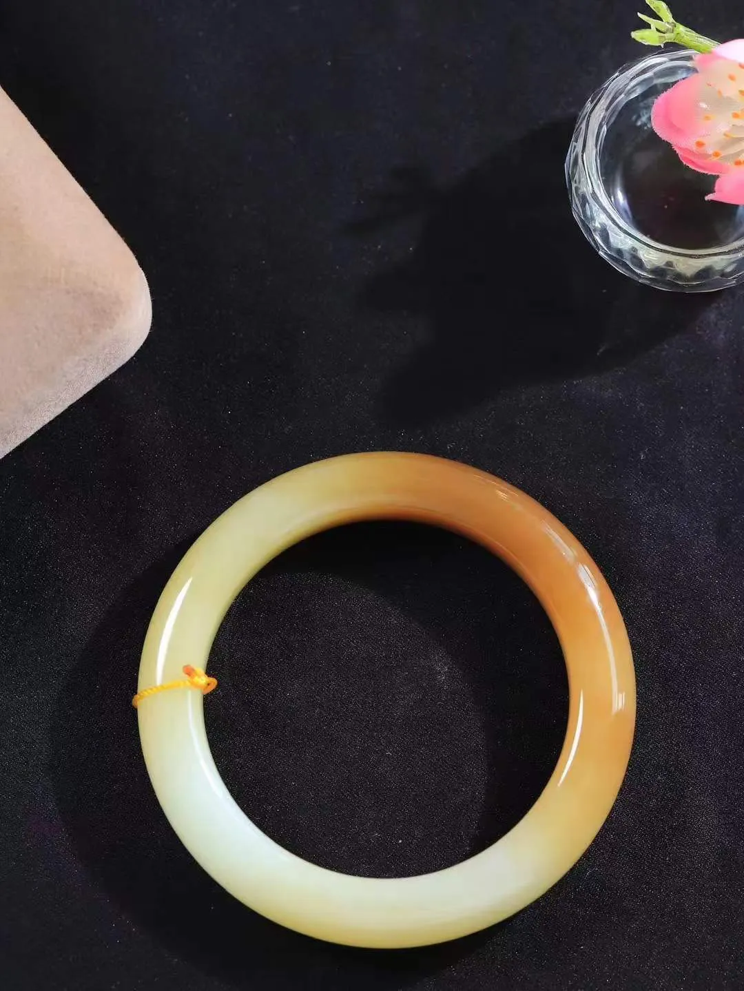 【暖玉生香·手镯】

新疆和田且末料糖白玉手镯，质地油润细腻，色泽高贵典雅，镯型古朴典雅。在诗情画意的雨巷相遇，你是我腕间的一抹风情，有你眸有深情，清风荡漾湖间静水，我愿俯身低眉，在烟波涟漪处，寻你深情倩影。内径56.5mm尺寸12.7-10.3mm重67克  69703053A