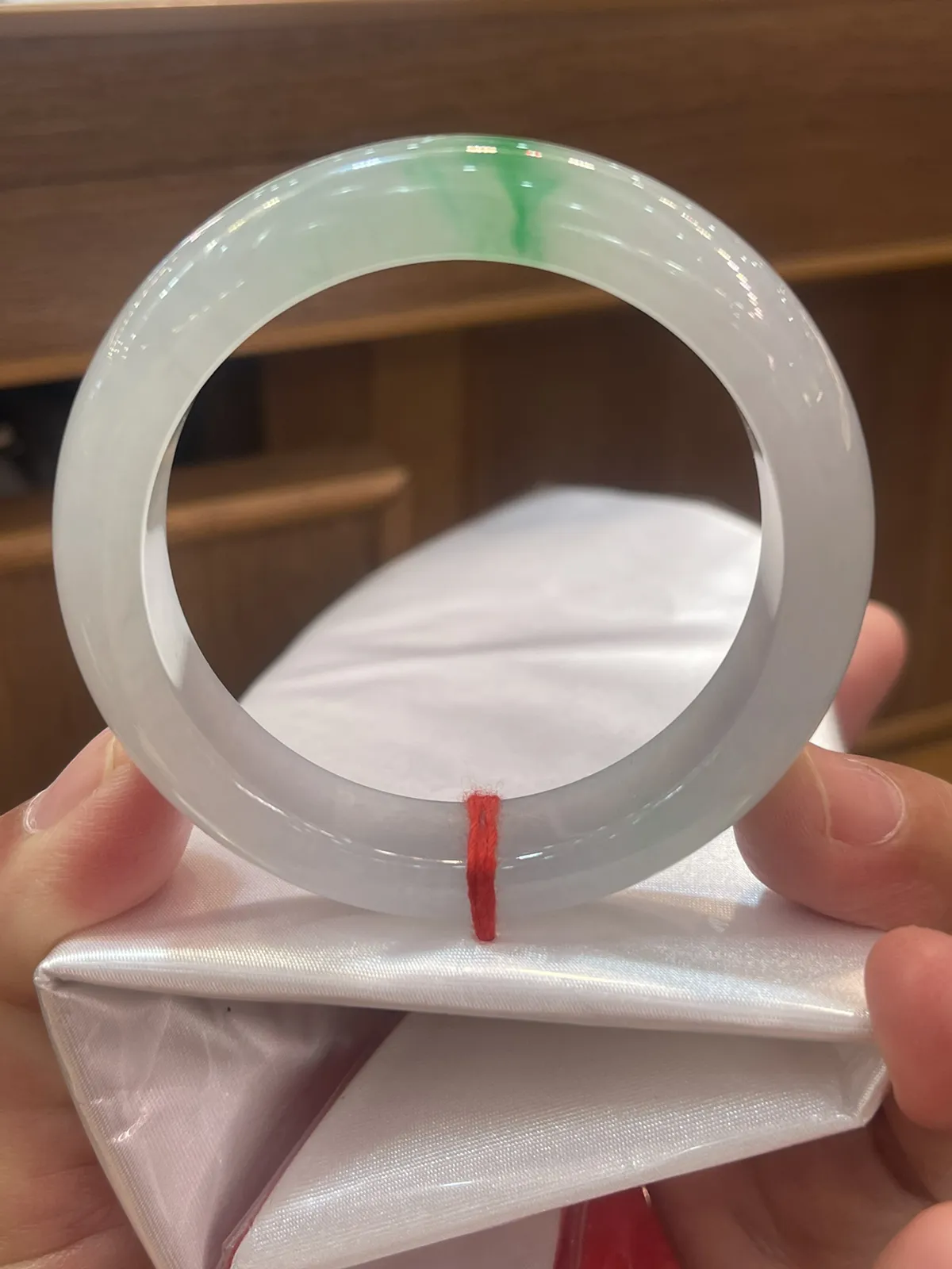 缅甸翡翠A货，正圈正阳绿富贵镯，上手效果非常棒，平平安安：健健康康