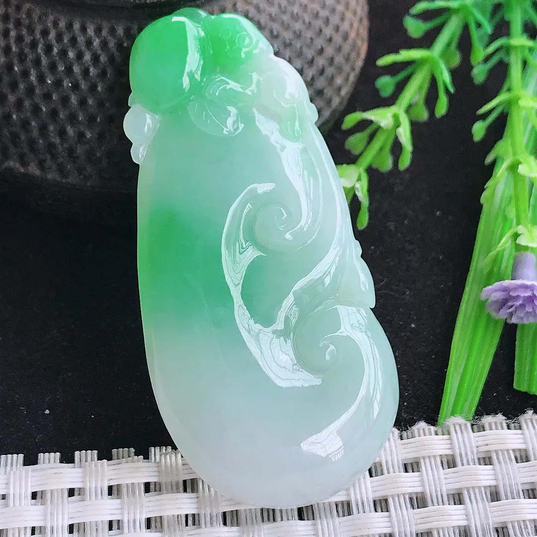 自然光56/26.5/6.3老坑冰润水灵飘阳绿如意吊坠翡翠玉坠