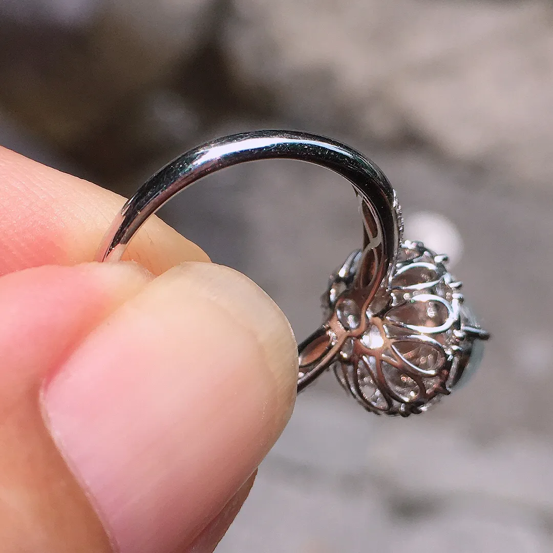 冰种蛋面戒指，玉质细腻，荧光感超
强，饱满圆润，气质满满。18k
金豪华镶嵌