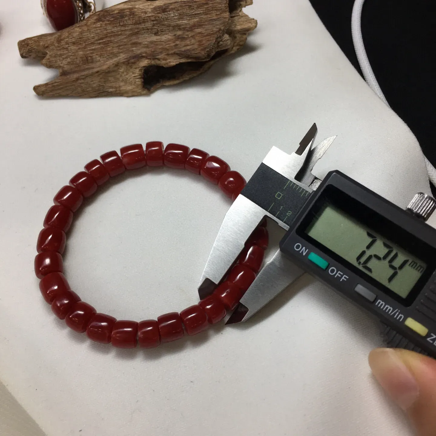 【天然日本阿卡牛血红珊瑚直切7.74mm老型大桶珠弹力手串】收藏佩戴两不误！天然无添加无优化，牛血红颜色，色泽好！品质好！颗颗天然！日本产地，阿卡材料，裸石尺寸约为7.74-7.24mm左右，重量17.7克。少白芯少虫眼。珊瑚自古被佛教视为珍宝，深海里千年生长的有生命宝石，有灵性，气场强大，佩戴者更有佛性，更有佛缘！