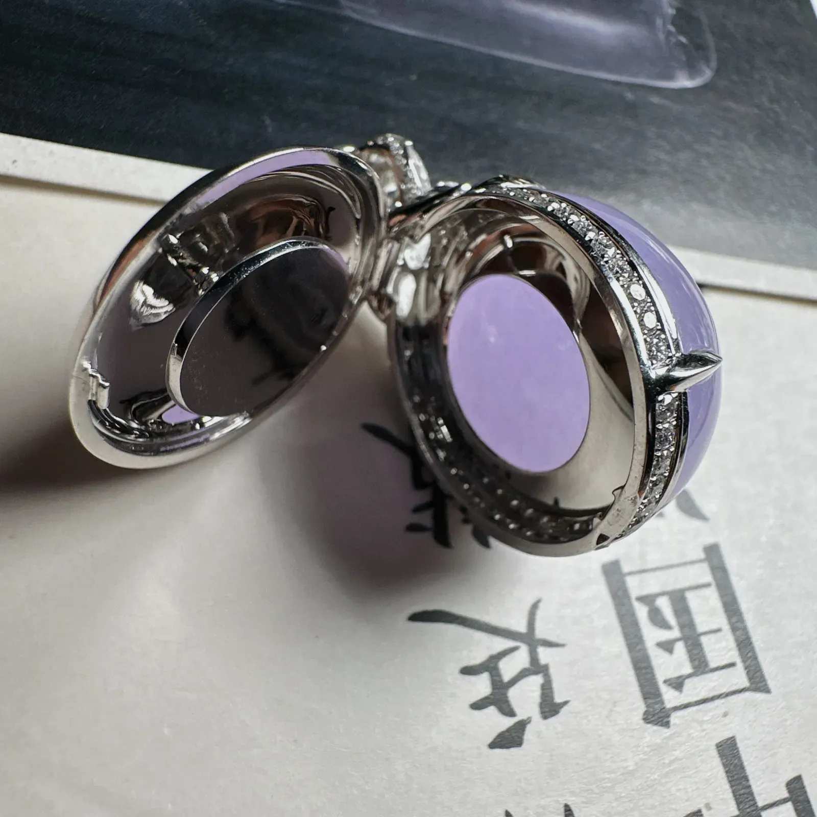 【紫罗兰】冰糯种紫罗兰大蛋面吊坠，饱满度非常高，质地冰润细腻，颜色均匀，天然色泽，裸石尺寸24*22.6*16.5毫米。