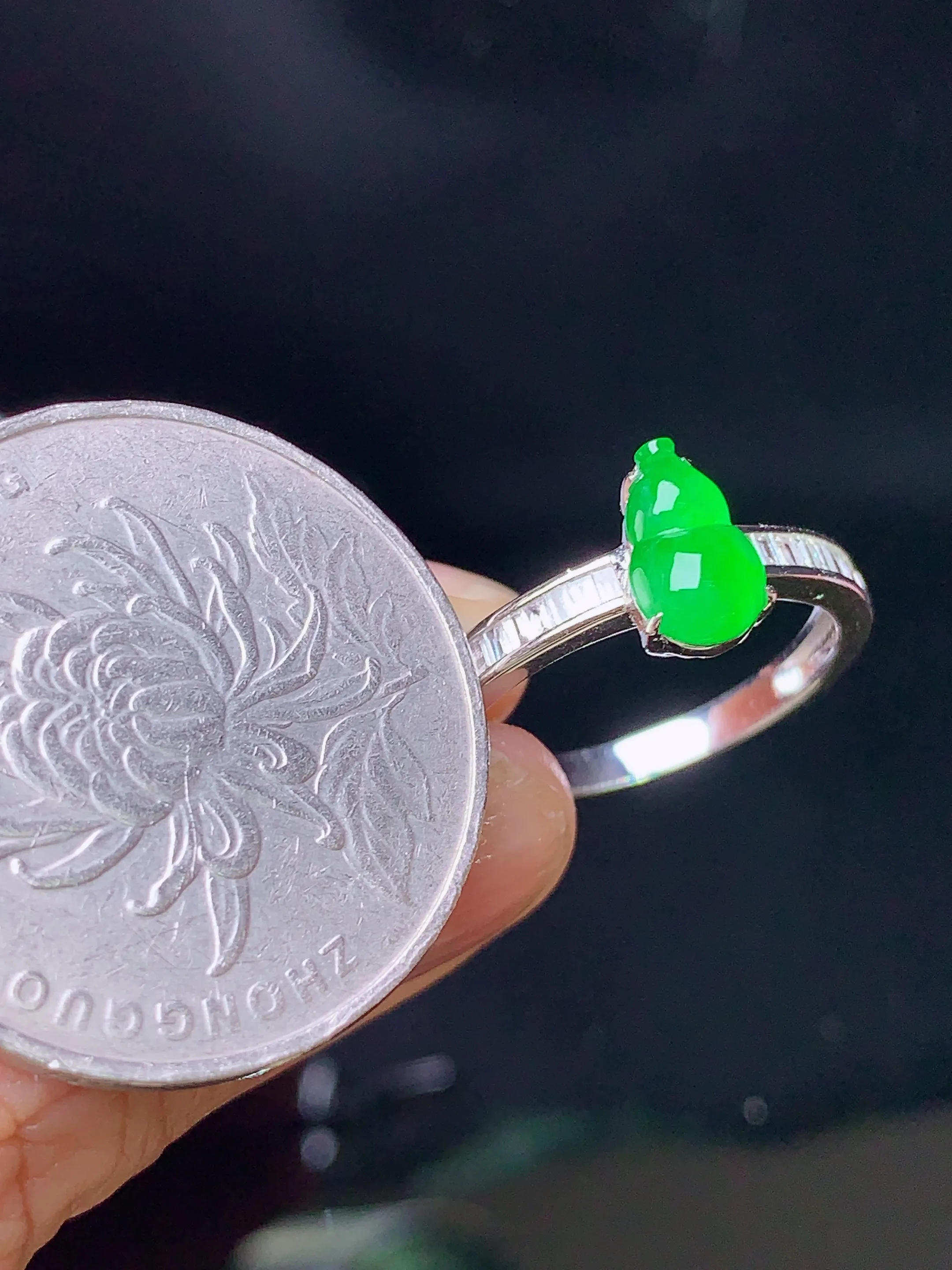 18k金钻镶嵌满绿葫芦戒指 玉质细腻 色泽清新艳丽 圈口12.5 裸石尺寸8*5*2.5