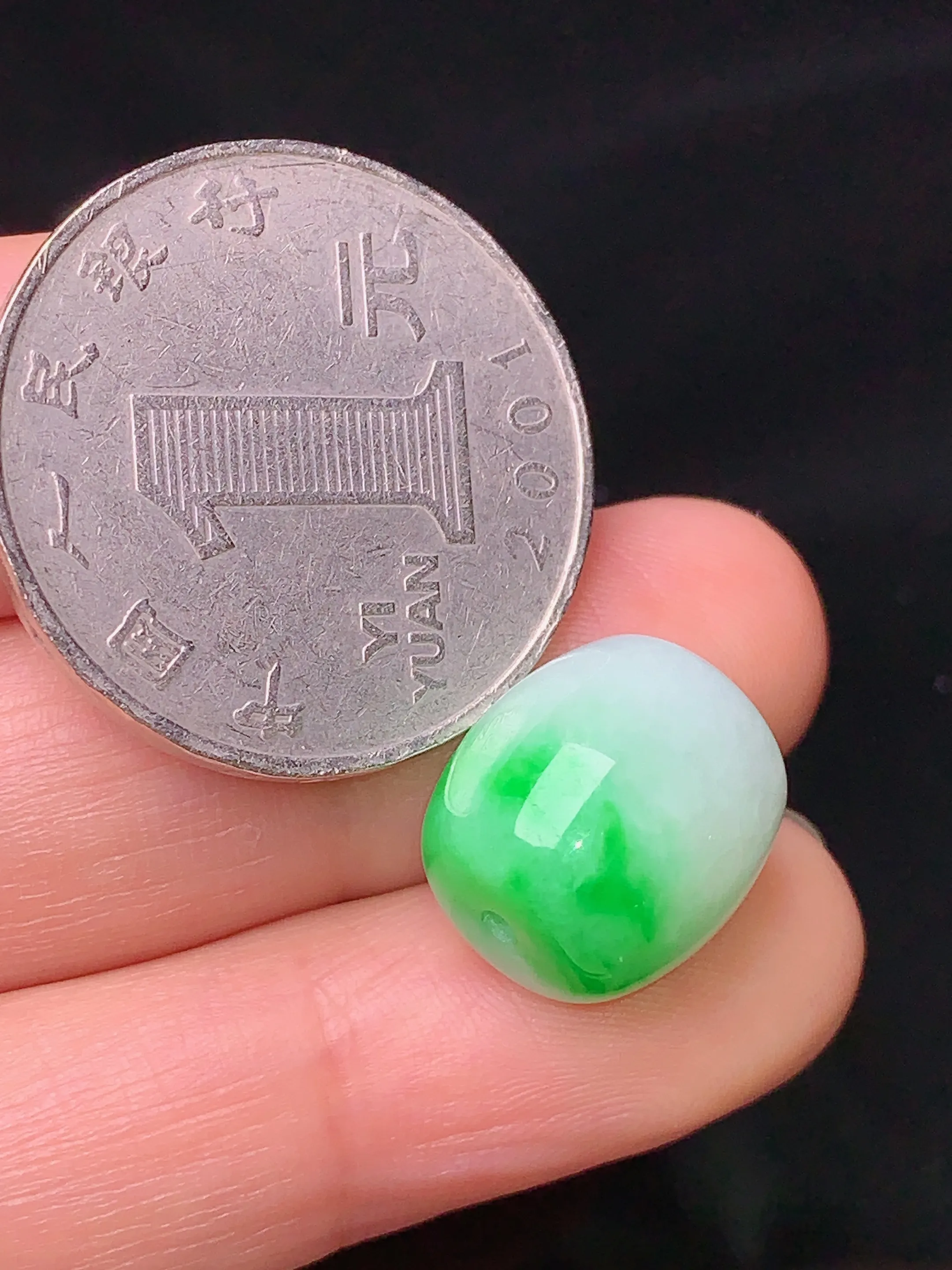 飘路路通吊坠 玉质细腻 色泽清新艳丽 整体尺寸12.2*12.8