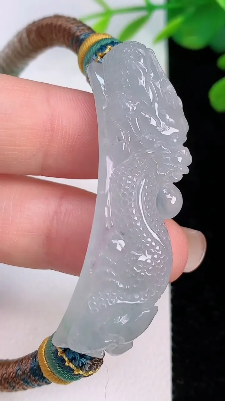 天然A货翡翠龙手牌手绳，尺寸48-12.8-9.4，重量:25.16g
8月1日