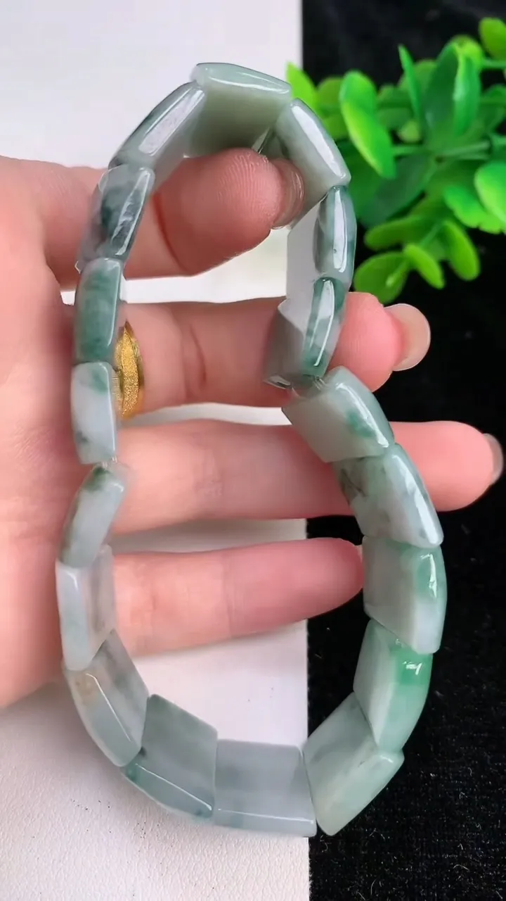 天然A货翡翠飘花无事牌手串18颗，尺寸19.5，重:59.79g8月1日
工厂直销收藏佳品,种好水足，色泽均匀，有种有色，上手高大气！