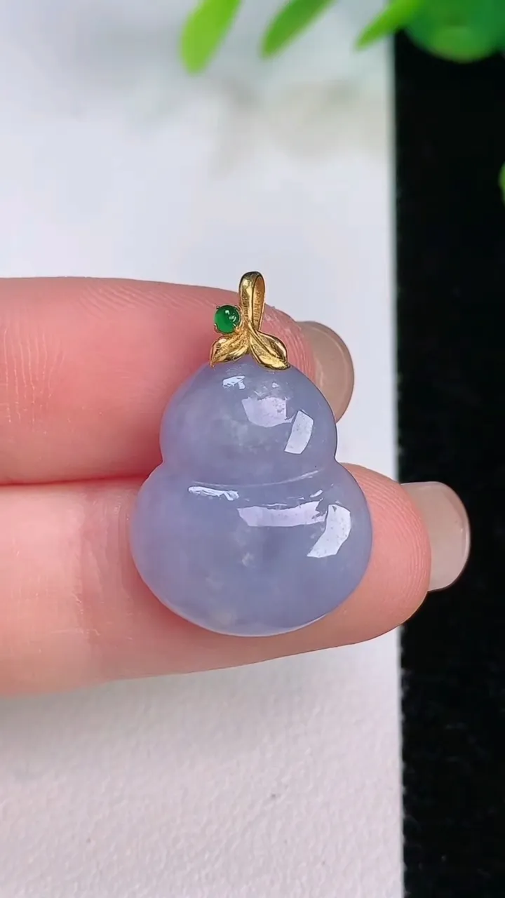 天然A货翡翠18k金紫罗兰葫芦吊坠，尺寸20.6-16.3-4.4，重量:2.81g
8月1日