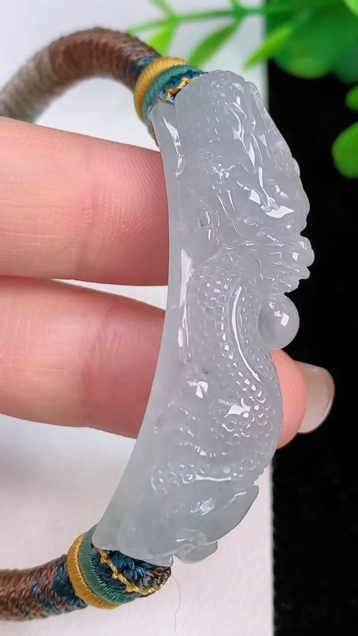 天然A货翡翠龙手牌手绳，尺寸48-12.8-9.4，重量:25.16g
8月1日