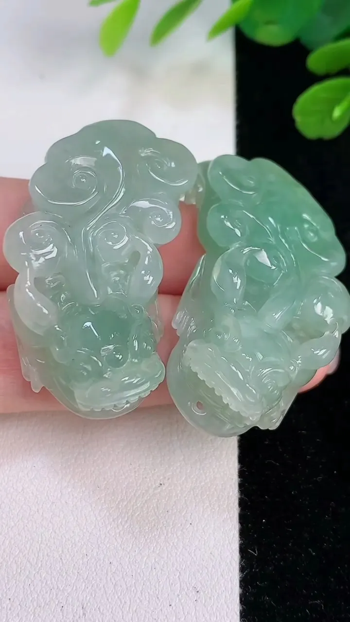 天然A货翡翠貔貅吊坠一对，尺寸40-22.2-11.2/41-22.9-11.2，重:18.41g
8月1日，重:18.41g