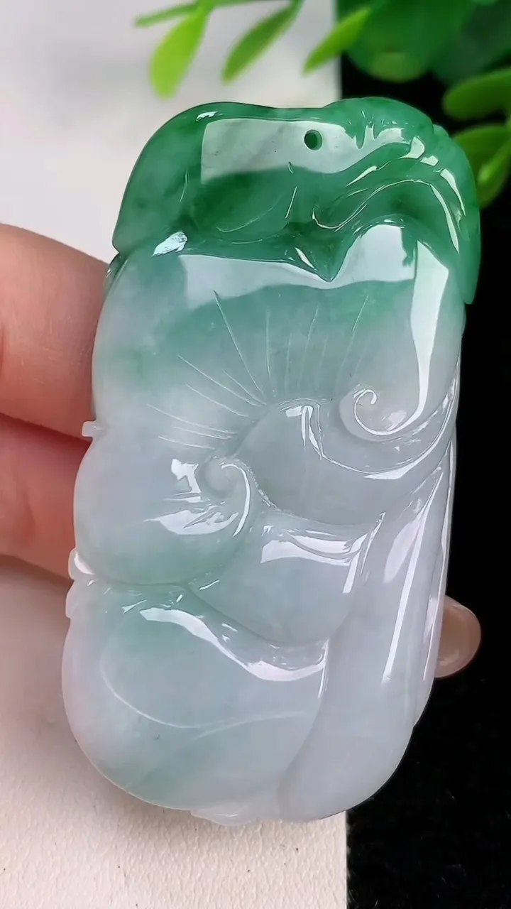 天然A货翡翠荷叶鱼吊坠，尺寸62-32-10，重:40.53g
8月1日