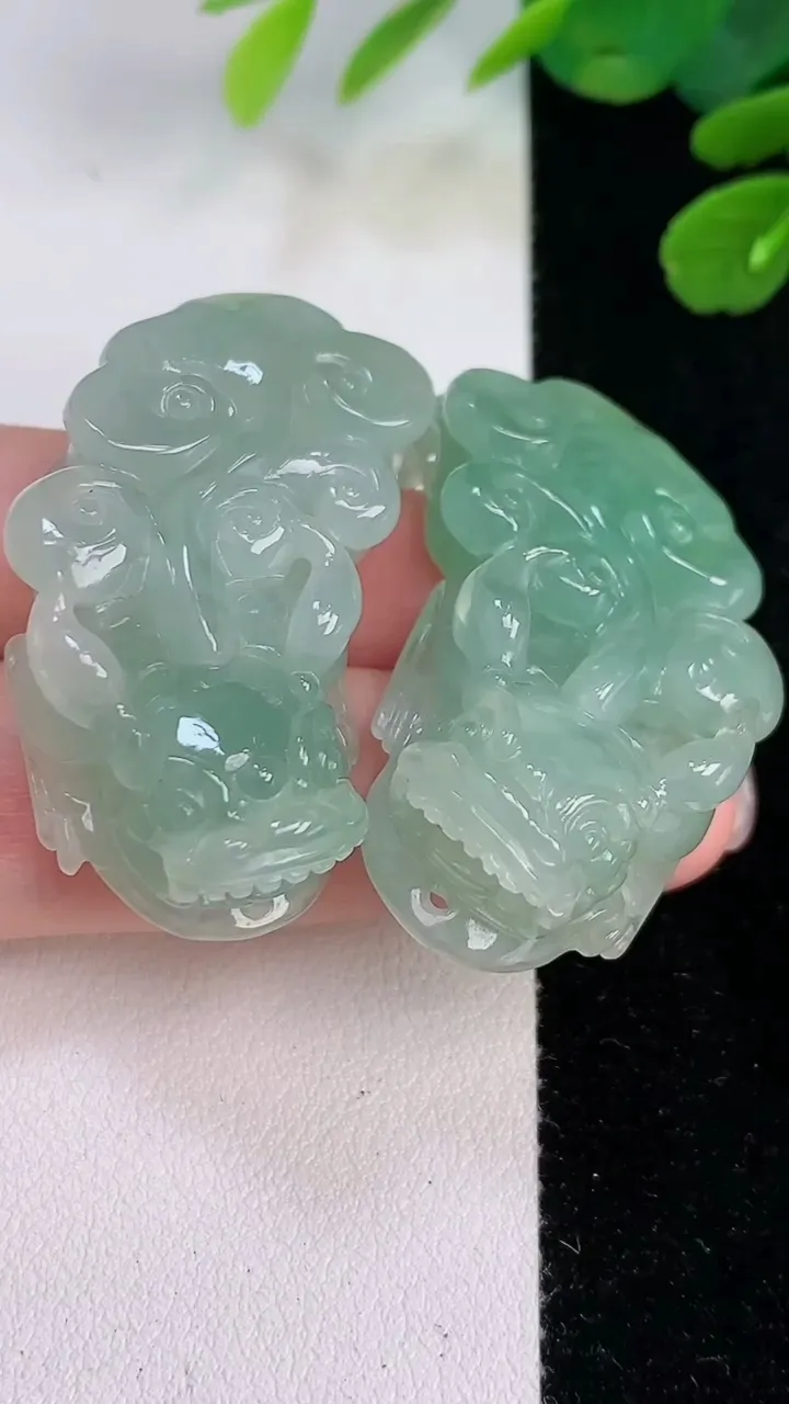 天然A货翡翠貔貅吊坠一对，尺寸40-22.2-11.2/41-22.9-11.2，重:18.41g

