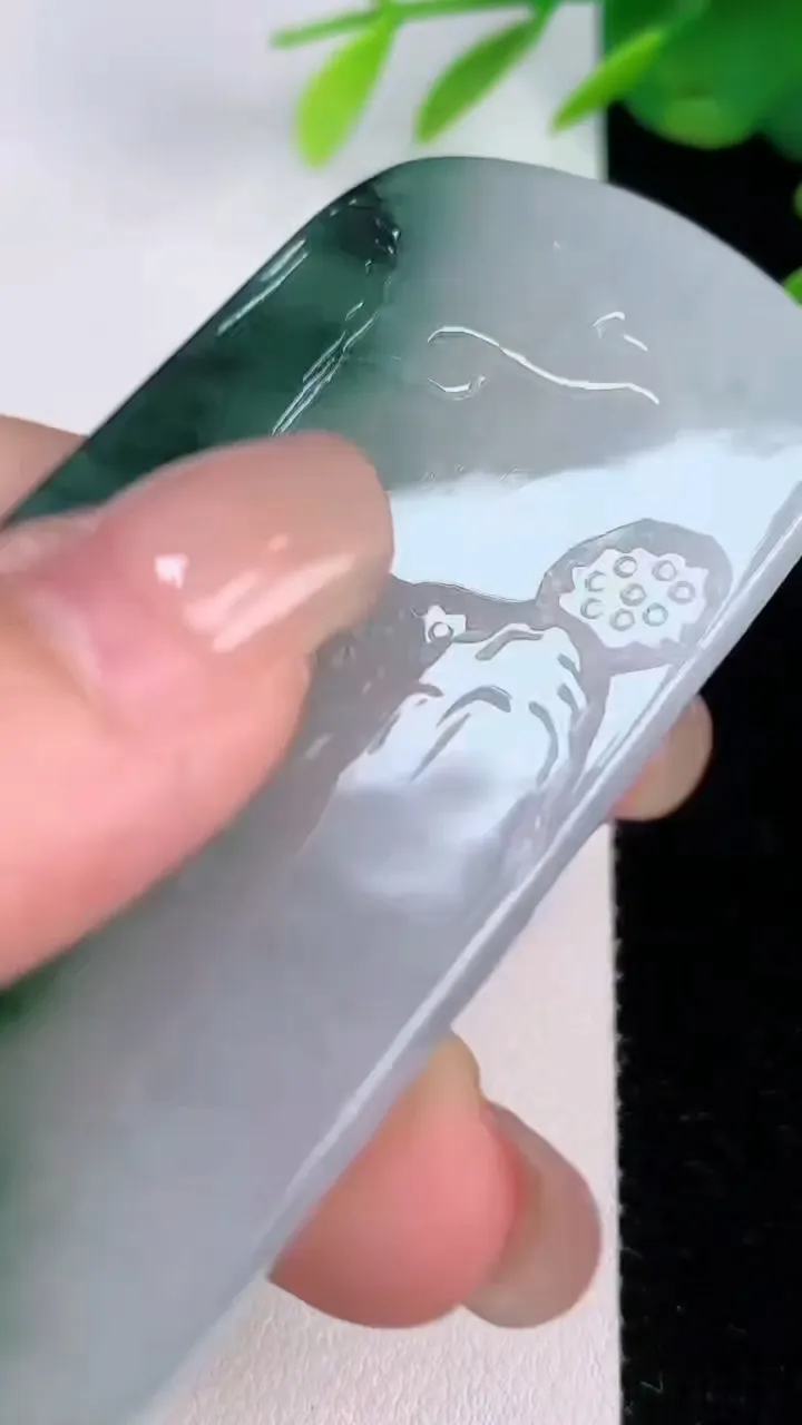 天然A货翡翠冰种飘花观音菩萨吊坠，尺寸66.2-35.4-5.4，重量:32.48g
8月1日