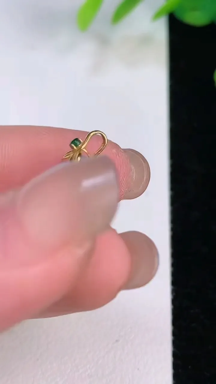 天然A货翡翠18k金紫罗兰葫芦吊坠，尺寸20.6-16.3-4.4，重量:2.81g
8月1日