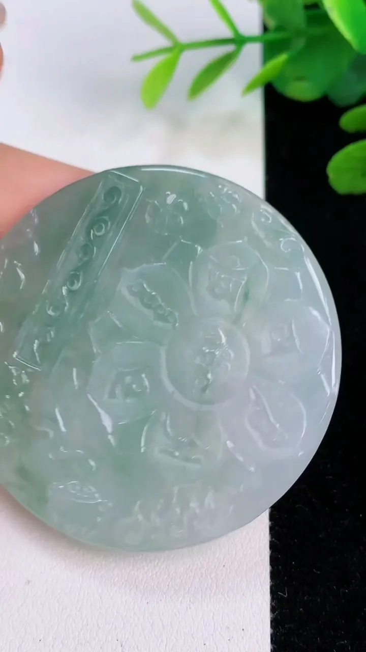 天然A货翡翠冰种飘花文殊菩萨吊坠，尺寸53.4-5，重量:26.32g
8月1日