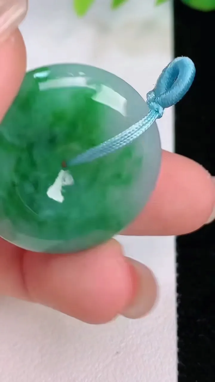 天然A货翡翠平安扣吊坠，尺寸28.3-6.2，重量:10.22g
8月1日
